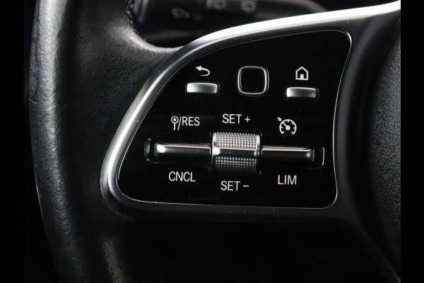 Mercedes-Benz A-Klasse 200 Urban | Panoramadak | Carplay | Stoelverwarming | Burmester Surround | Half leder | Sfeerverlichting | Camera | Navigatie | Full LED | Park Assist | Widescreen