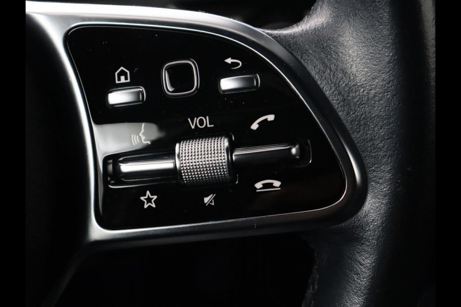 Mercedes-Benz A-Klasse 200 Urban | Panoramadak | Carplay | Stoelverwarming | Burmester Surround | Half leder | Sfeerverlichting | Camera | Navigatie | Full LED | Park Assist | Widescreen