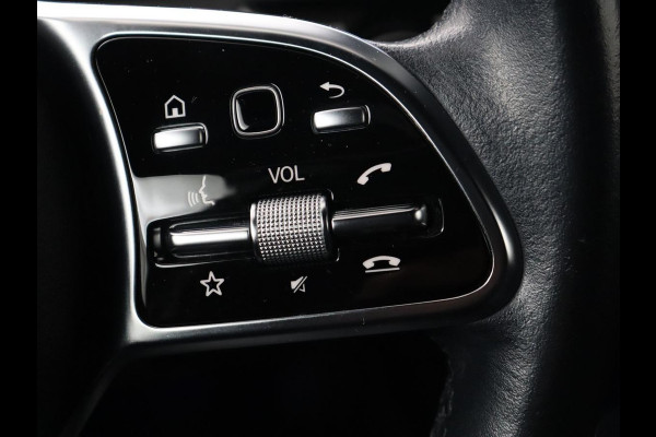 Mercedes-Benz A-Klasse 200 Urban | Panoramadak | Carplay | Stoelverwarming | Burmester Surround | Half leder | Sfeerverlichting | Camera | Navigatie | Full LED | Park Assist | Widescreen