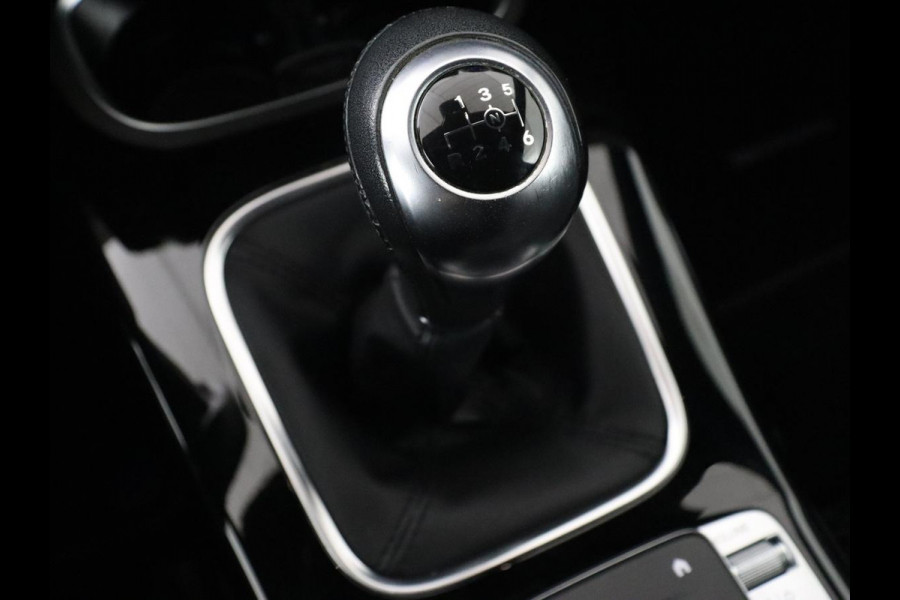 Mercedes-Benz A-Klasse 200 Urban | Panoramadak | Carplay | Stoelverwarming | Burmester Surround | Half leder | Sfeerverlichting | Camera | Navigatie | Full LED | Park Assist | Widescreen