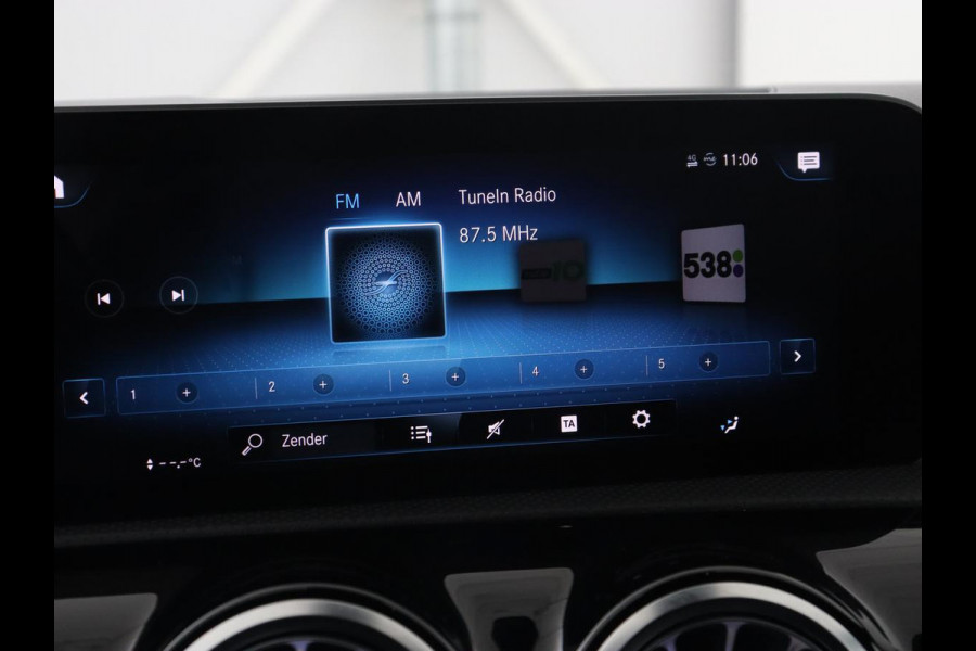 Mercedes-Benz A-Klasse 200 Urban | Panoramadak | Carplay | Stoelverwarming | Burmester Surround | Half leder | Sfeerverlichting | Camera | Navigatie | Full LED | Park Assist | Widescreen