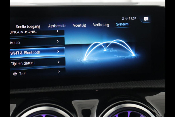 Mercedes-Benz A-Klasse 200 Urban | Panoramadak | Carplay | Stoelverwarming | Burmester Surround | Half leder | Sfeerverlichting | Camera | Navigatie | Full LED | Park Assist | Widescreen