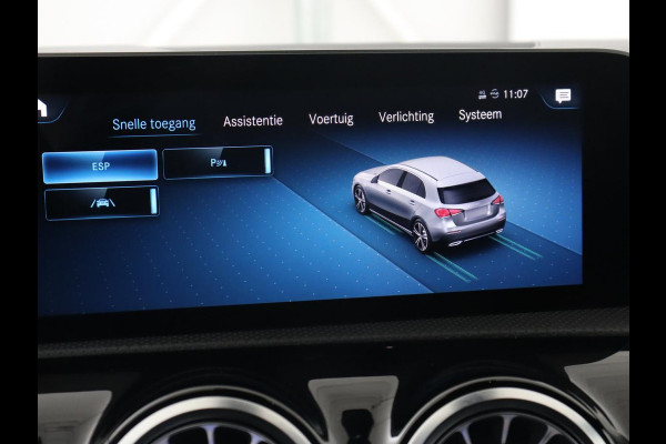 Mercedes-Benz A-Klasse 200 Urban | Panoramadak | Carplay | Stoelverwarming | Burmester Surround | Half leder | Sfeerverlichting | Camera | Navigatie | Full LED | Park Assist | Widescreen