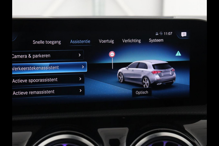 Mercedes-Benz A-Klasse 200 Urban | Panoramadak | Carplay | Stoelverwarming | Burmester Surround | Half leder | Sfeerverlichting | Camera | Navigatie | Full LED | Park Assist | Widescreen