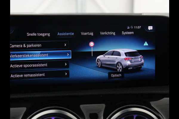 Mercedes-Benz A-Klasse 200 Urban | Panoramadak | Carplay | Stoelverwarming | Burmester Surround | Half leder | Sfeerverlichting | Camera | Navigatie | Full LED | Park Assist | Widescreen