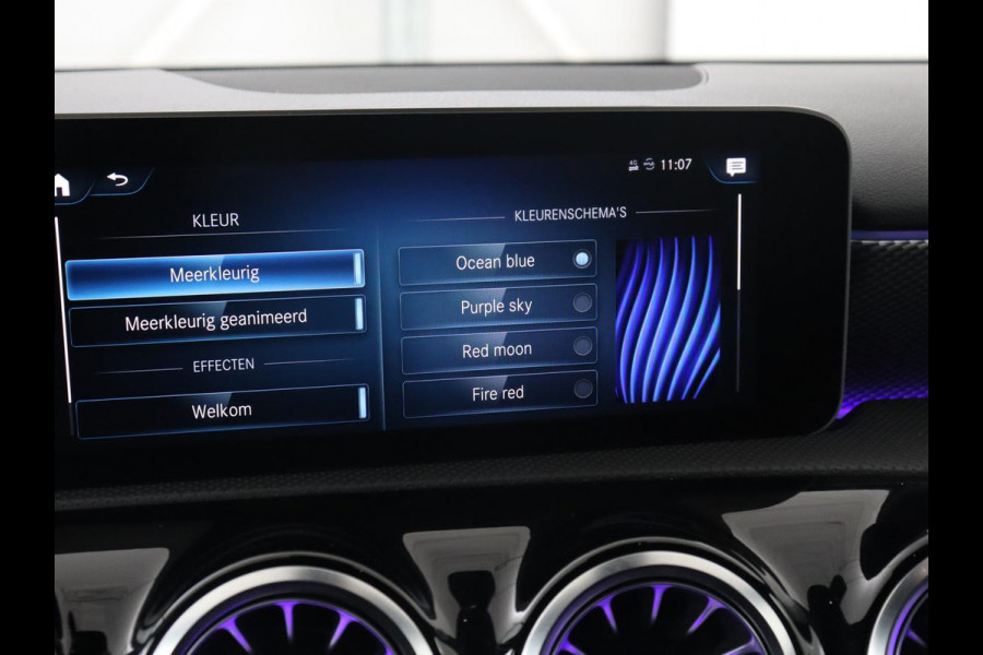 Mercedes-Benz A-Klasse 200 Urban | Panoramadak | Carplay | Stoelverwarming | Burmester Surround | Half leder | Sfeerverlichting | Camera | Navigatie | Full LED | Park Assist | Widescreen