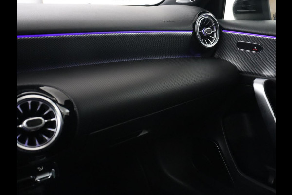 Mercedes-Benz A-Klasse 200 Urban | Panoramadak | Carplay | Stoelverwarming | Burmester Surround | Half leder | Sfeerverlichting | Camera | Navigatie | Full LED | Park Assist | Widescreen