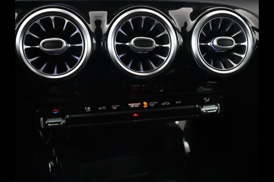 Mercedes-Benz A-Klasse 200 Urban | Panoramadak | Carplay | Stoelverwarming | Burmester Surround | Half leder | Sfeerverlichting | Camera | Navigatie | Full LED | Park Assist | Widescreen