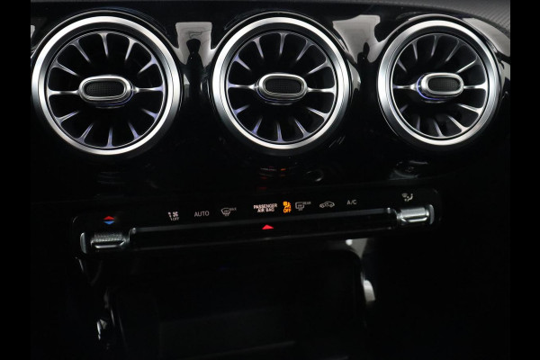 Mercedes-Benz A-Klasse 200 Urban | Panoramadak | Carplay | Stoelverwarming | Burmester Surround | Half leder | Sfeerverlichting | Camera | Navigatie | Full LED | Park Assist | Widescreen