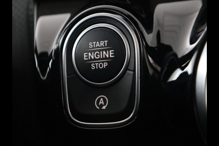 Mercedes-Benz A-Klasse 200 Urban | Panoramadak | Carplay | Stoelverwarming | Burmester Surround | Half leder | Sfeerverlichting | Camera | Navigatie | Full LED | Park Assist | Widescreen