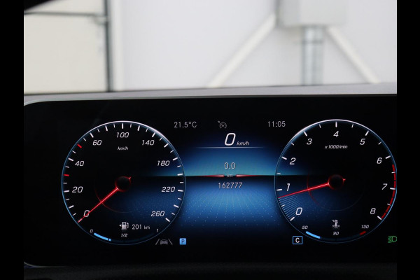 Mercedes-Benz A-Klasse 200 Urban | Panoramadak | Carplay | Stoelverwarming | Burmester Surround | Half leder | Sfeerverlichting | Camera | Navigatie | Full LED | Park Assist | Widescreen