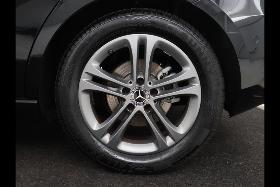 Mercedes-Benz A-Klasse 200 Urban | Panoramadak | Carplay | Stoelverwarming | Burmester Surround | Half leder | Sfeerverlichting | Camera | Navigatie | Full LED | Park Assist | Widescreen