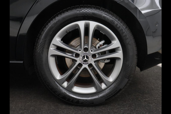 Mercedes-Benz A-Klasse 200 Urban | Panoramadak | Carplay | Stoelverwarming | Burmester Surround | Half leder | Sfeerverlichting | Camera | Navigatie | Full LED | Park Assist | Widescreen