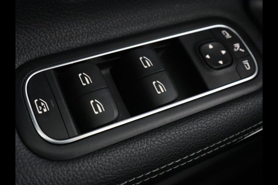 Mercedes-Benz A-Klasse 200 Urban | Panoramadak | Carplay | Stoelverwarming | Burmester Surround | Half leder | Sfeerverlichting | Camera | Navigatie | Full LED | Park Assist | Widescreen