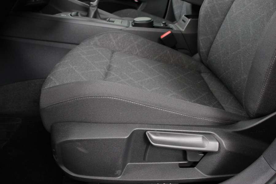 Volkswagen Golf 1.5 TSI 130pk Life Navigatie Climate control Camera Parkeer sensoren Virtual Cockpit Stoel en Stuur verwarming