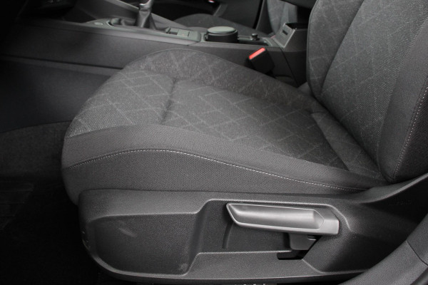 Volkswagen Golf 1.5 TSI 130pk Life Navigatie Climate control Camera Parkeer sensoren Virtual Cockpit Stoel en Stuur verwarming