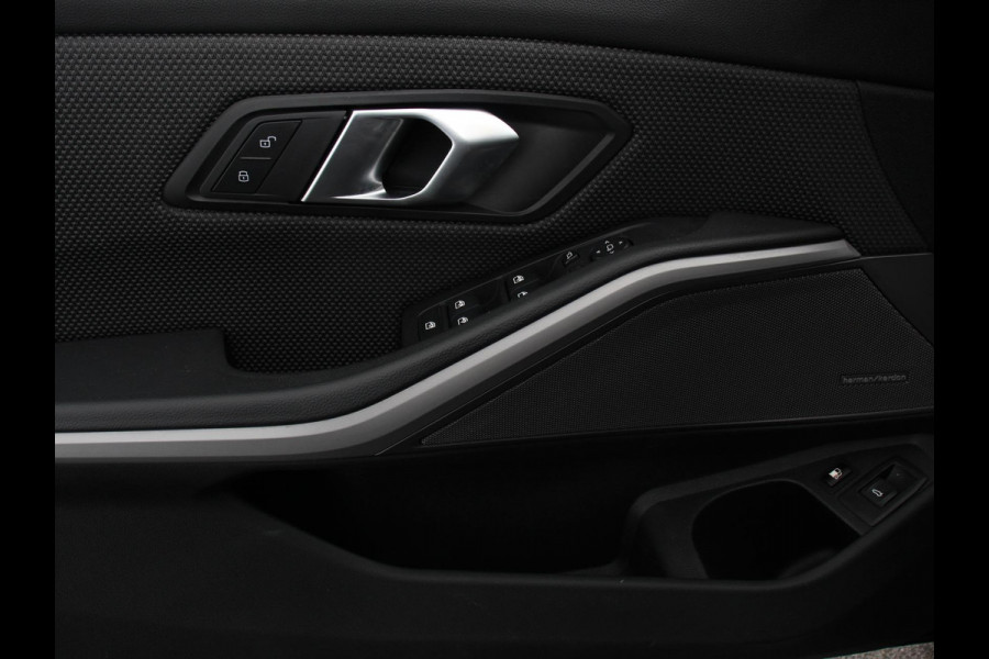 BMW 3 Serie Touring 320e Climate control Adaptive cruise control Parkeersensoren Navigatie LED Apple Carplay/ Android Auto