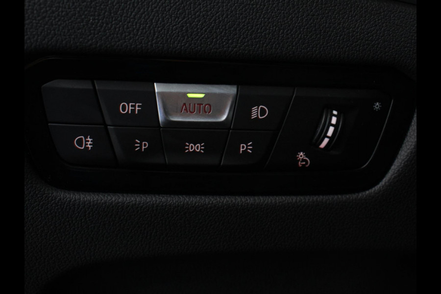 BMW 3 Serie Touring 320e Climate control Adaptive cruise control Parkeersensoren Navigatie LED Apple Carplay/ Android Auto