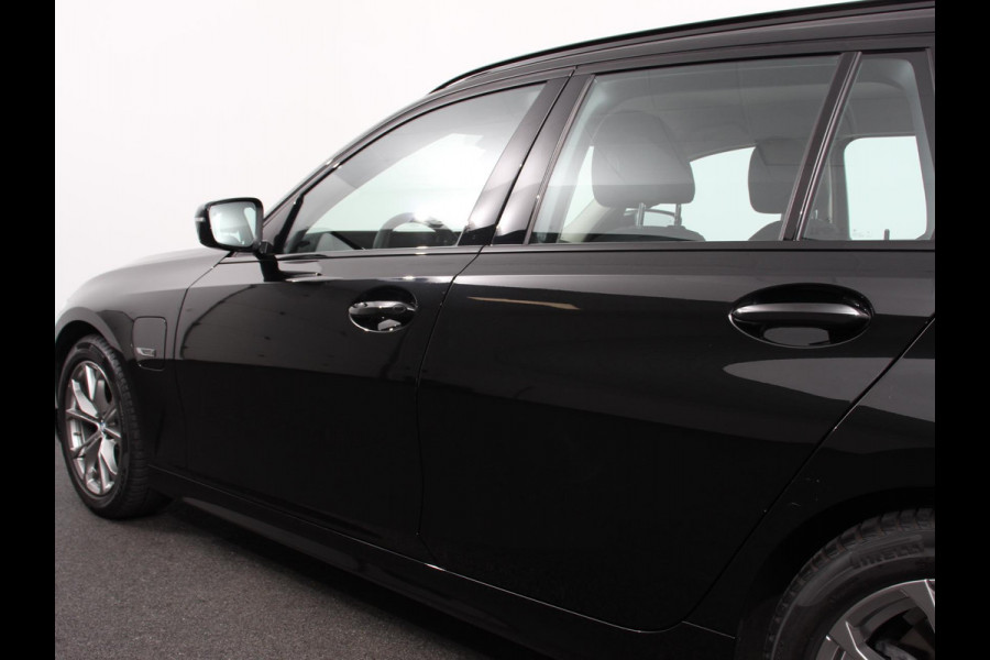 BMW 3 Serie Touring 320e Climate control Adaptive cruise control Parkeersensoren Navigatie LED Apple Carplay/ Android Auto