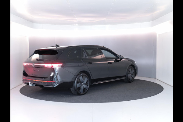 Volkswagen Passat Variant 1.5 eHybrid R-Line Edition 272PK PHEV | Panorama dak | Harman Kardon geluidsinstallatie | Trekhaak | Black style |
