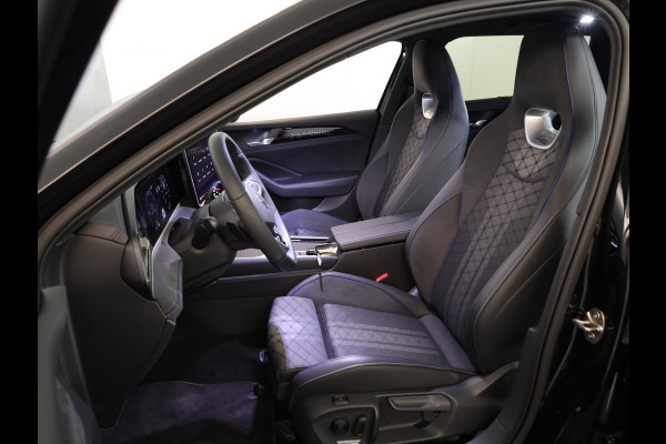 Volkswagen Passat Variant 1.5 eHybrid R-Line Edition 272PK PHEV | Panorama dak | Harman Kardon geluidsinstallatie | Trekhaak | Black style |