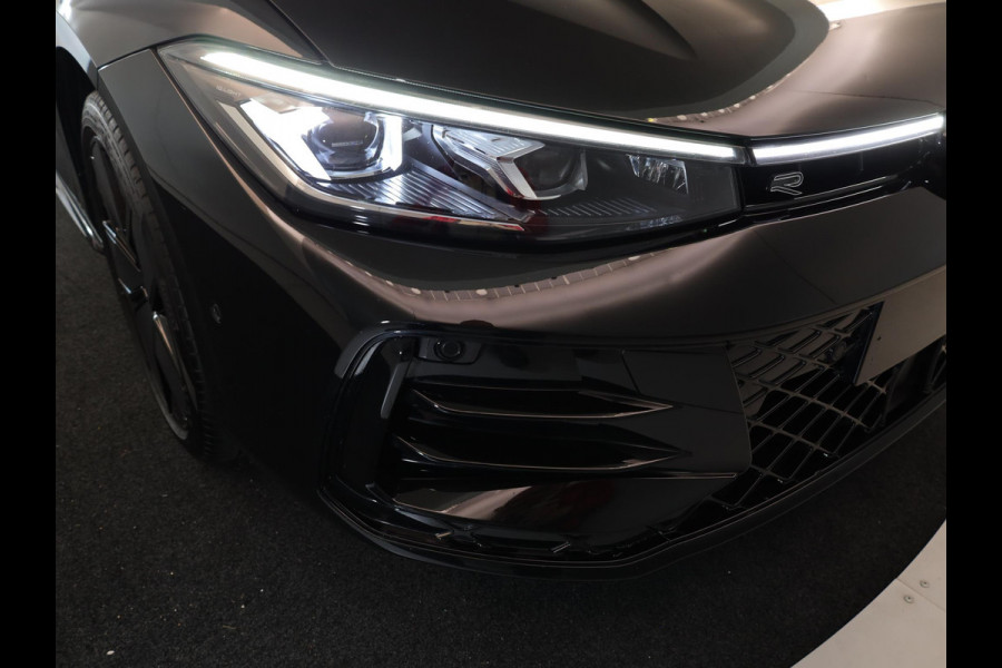 Volkswagen Passat Variant 1.5 eHybrid R-Line Edition 272PK PHEV | Panorama dak | Harman Kardon geluidsinstallatie | Trekhaak | Black style |