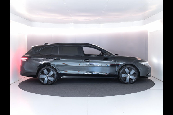 Volkswagen Passat Variant 1.5 eHybrid R-Line Edition 272PK PHEV | Panorama dak | Harman Kardon geluidsinstallatie | Trekhaak | Black style |