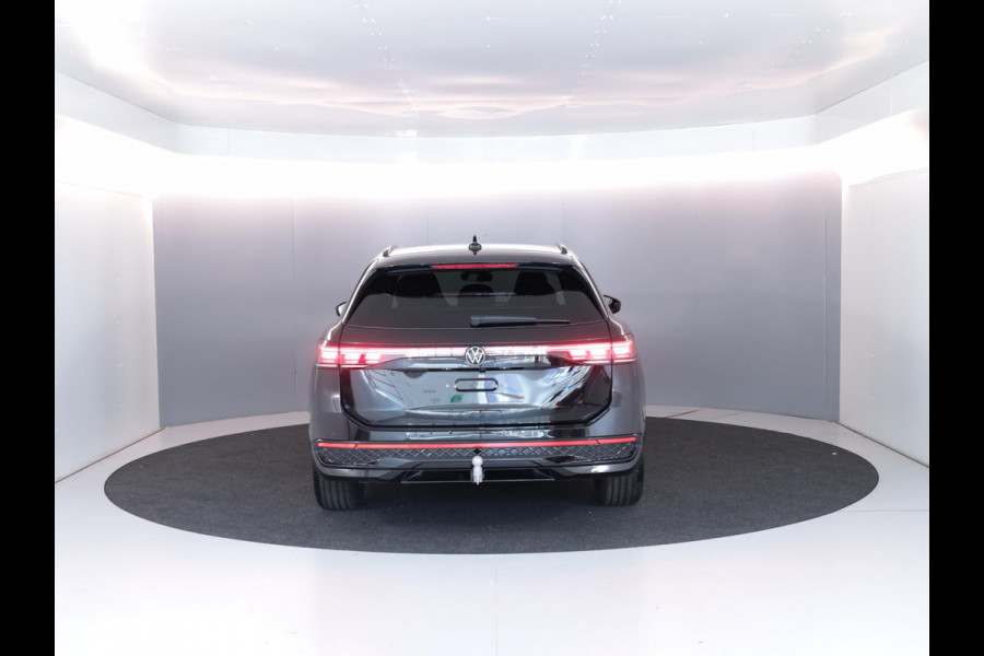 Volkswagen Passat Variant 1.5 eHybrid R-Line Edition 272PK PHEV | Panorama dak | Harman Kardon geluidsinstallatie | Trekhaak | Black style |