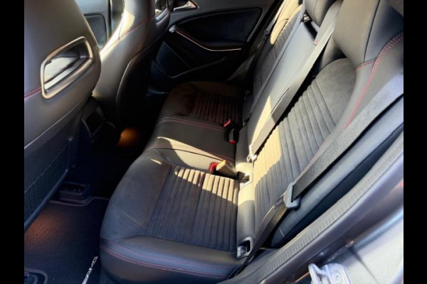 Mercedes-Benz A-Klasse 180 Ambition AMG-Line ,Navigatie, Xenon/Led, Lm velgen, afn.Trekhaak,