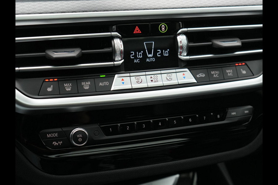 BMW X3 xDrive30e M Sport FACELIFT Plug In Hybrid 293pk Dealer O.H. PHEV | Panodak | Laser LED | Head Up | 360 Camera | Lederen Sportstoelen Memory & Verwarmd | Apple Carplay | Sfeerverlichting | Stuur Verwarmd | Keyless | Blis | Navigatie | Virtual | DAB |