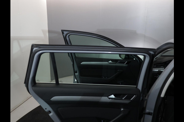 Volkswagen Passat Variant 1.4 TSI PHEV GTE Business 218 pk Automaat (DSG) | Navigatie | Panoramadak | Parkeersensoren (Park assist) | Matrix LED koplampen | Stoelverwarming |