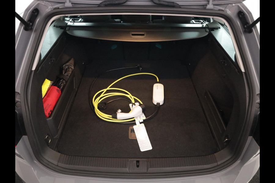 Volkswagen Passat Variant 1.4 TSI PHEV GTE Business 218 pk Automaat (DSG) | Navigatie | Panoramadak | Parkeersensoren (Park assist) | Matrix LED koplampen | Stoelverwarming |