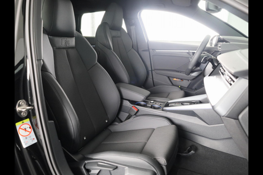 Audi A3 Sportback 45 TFSI e S edition Competition 272pk | Panoramadak | Sonos Premium Audio | 19 inch Lichtmetalen velgen | Parkeercamera