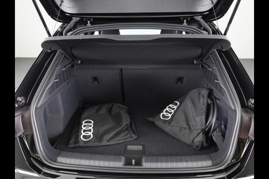 Audi A3 Sportback 45 TFSI e S edition Competition 272pk | Panoramadak | Sonos Premium Audio | 19 inch Lichtmetalen velgen | Parkeercamera