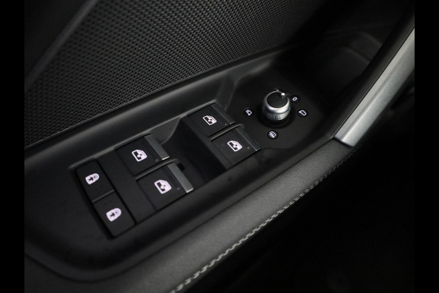 Audi A3 Sportback 45 TFSI e S edition Competition 272pk | Panoramadak | Sonos Premium Audio | 19 inch Lichtmetalen velgen | Parkeercamera