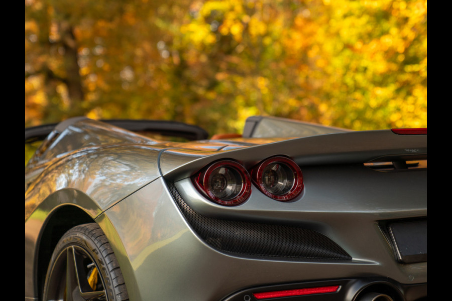 Ferrari F8 Spider 3.9 V8 HELE | Atelier Car | Grigio Coburn | Daytona Racing Seats | Lift | Pass. display