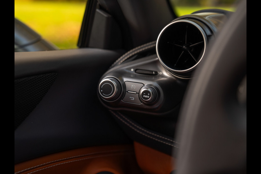 Ferrari F8 Spider 3.9 V8 HELE | Atelier Car | Grigio Coburn | Daytona Racing Seats | Lift | Pass. display