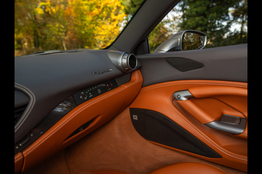 Ferrari F8 Spider 3.9 V8 HELE | Atelier Car | Grigio Coburn | Daytona Racing Seats | Lift | Pass. display