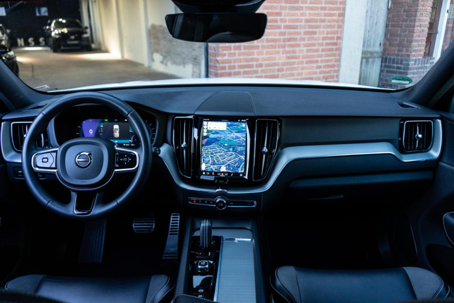 Volvo XC60 2.0 B4 R-Design Pano / Camera / Memory