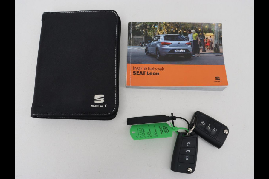 Seat Leon 1.5 TSI FR Ultimate Edition Black | 1e eigenaar | Panoramadak | Stoelverwarming | Adaptive cruise | Camera | Beats Pack | Carplay | Virtual Cockpit | Keyless | Full LED | Navigatie | Leder/Alcantara