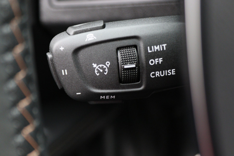 Peugeot 3008 1.6 HYbrid 225 GT Panoramadak, ACC, Camera, Apple Carplay, Sfeerverlichting, LED, DAB, 18''