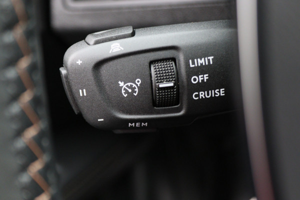 Peugeot 3008 1.6 HYbrid 225 GT Panoramadak, ACC, Camera, Apple Carplay, Sfeerverlichting, LED, DAB, 18''