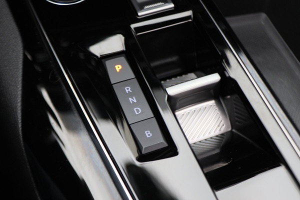Peugeot 3008 1.6 HYbrid 225 GT Panoramadak, ACC, Camera, Apple Carplay, Sfeerverlichting, LED, DAB, 18''