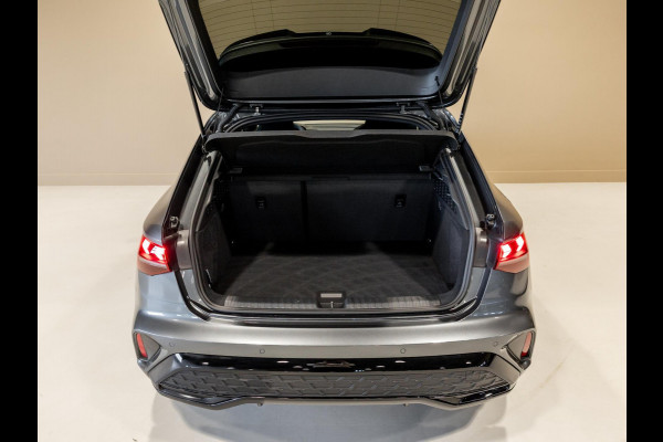 Audi A3 Sportback 35 TFSI S edition / 150pk / Maxton / Panorama dak / Sonos / Achteruitrij camera /