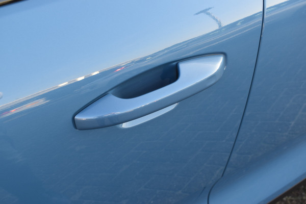 Volvo XC40 Extended Range 252PK Plus 82 kWh | ACC | Camera | Blis | 19"LMV | All seasons | Stoel-Stuurverwarming