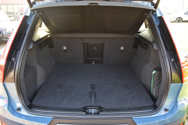 Volvo XC40 Extended Range 252PK Plus 82 kWh | ACC | Camera | Blis | 19"LMV | All seasons | Stoel-Stuurverwarming