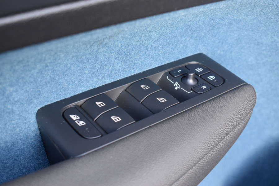 Volvo XC40 Extended Range 252PK Plus 82 kWh | ACC | Camera | Blis | 19"LMV | All seasons | Stoel-Stuurverwarming