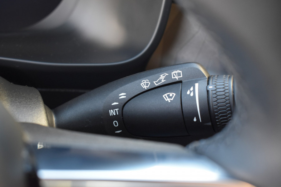 Volvo XC40 Extended Range 252PK Plus 82 kWh | ACC | Camera | Blis | 19"LMV | All seasons | Stoel-Stuurverwarming