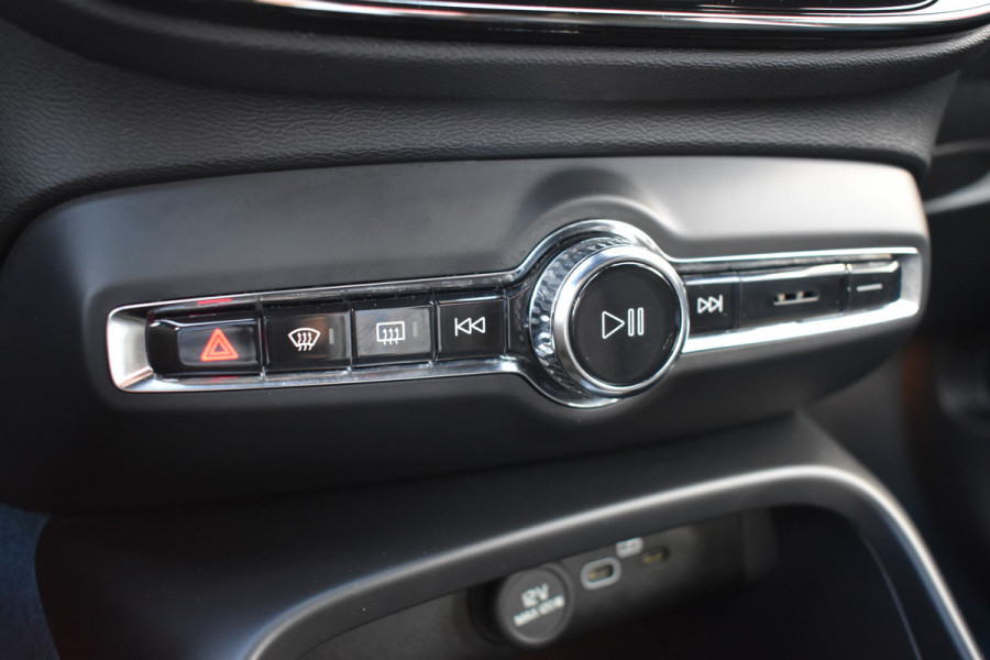 Volvo XC40 Extended Range 252PK Plus 82 kWh | ACC | Camera | Blis | 19"LMV | All seasons | Stoel-Stuurverwarming