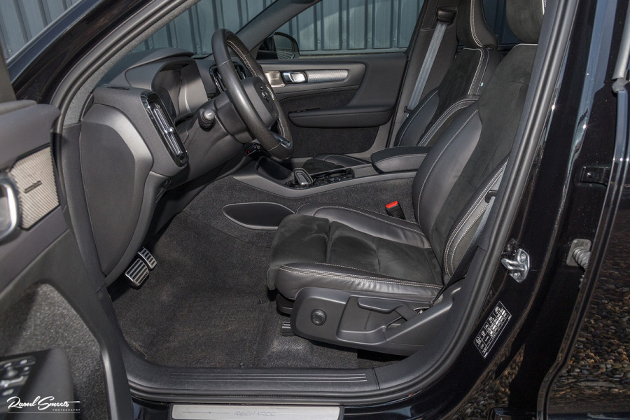 Volvo XC40 1.5 T4 Recharge R-Design | Exclusive bumper pakket | Adaptieve cruise | Panorama dak | Harman Kardon | Zwenkbare trekhaak |
